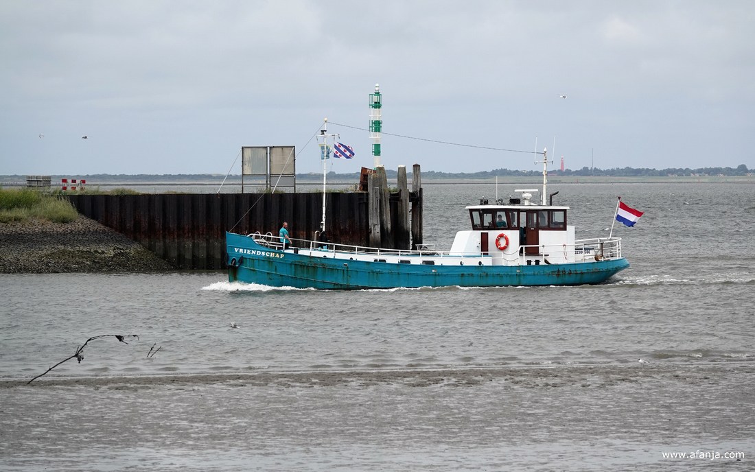De 'Vriendschap' vaart de haven van Lauwersoog binnen