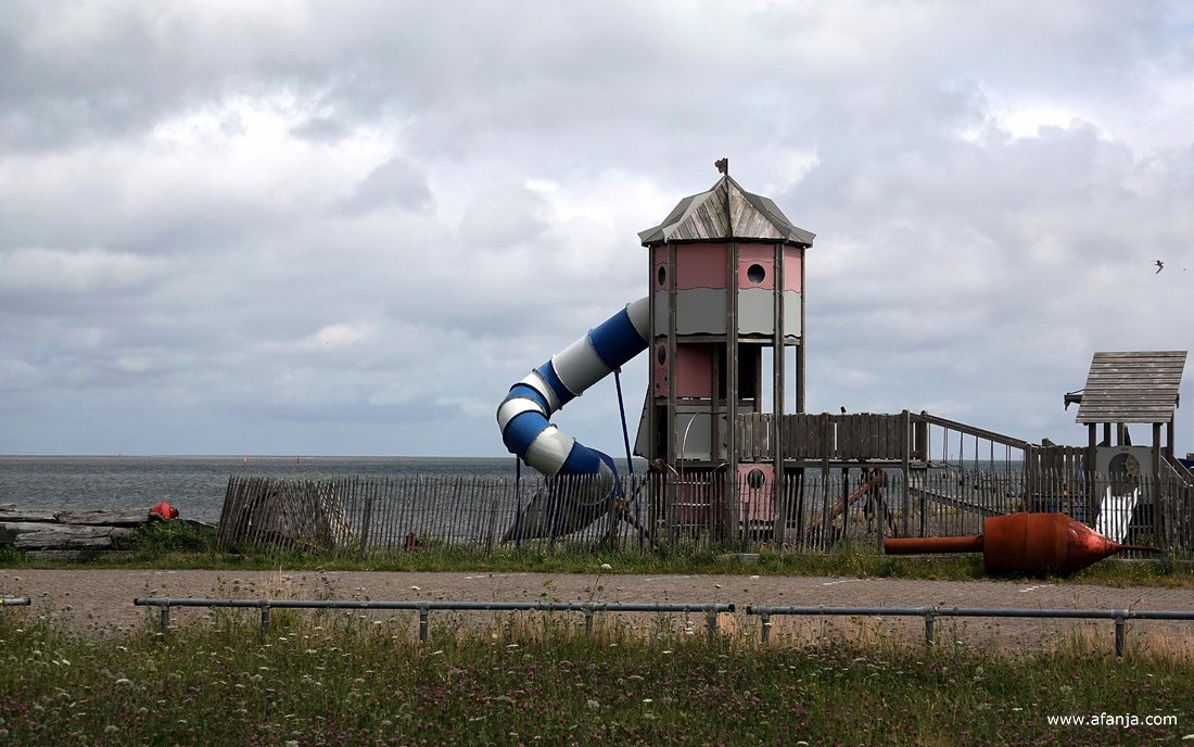 een speeltuintje in een hoek van het havengebied