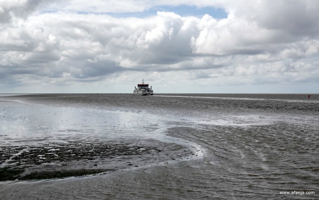 de veerboot naar Ameland vaart uit