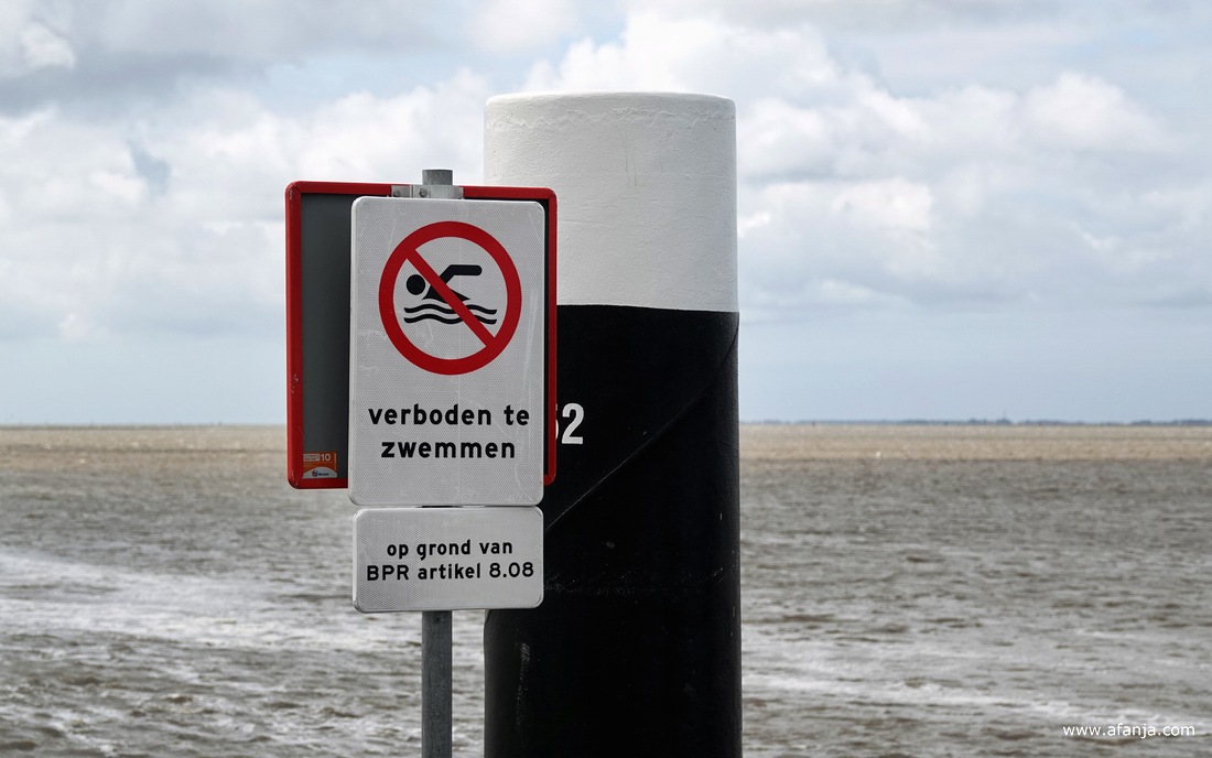 een waarschuwingsbord op de kade