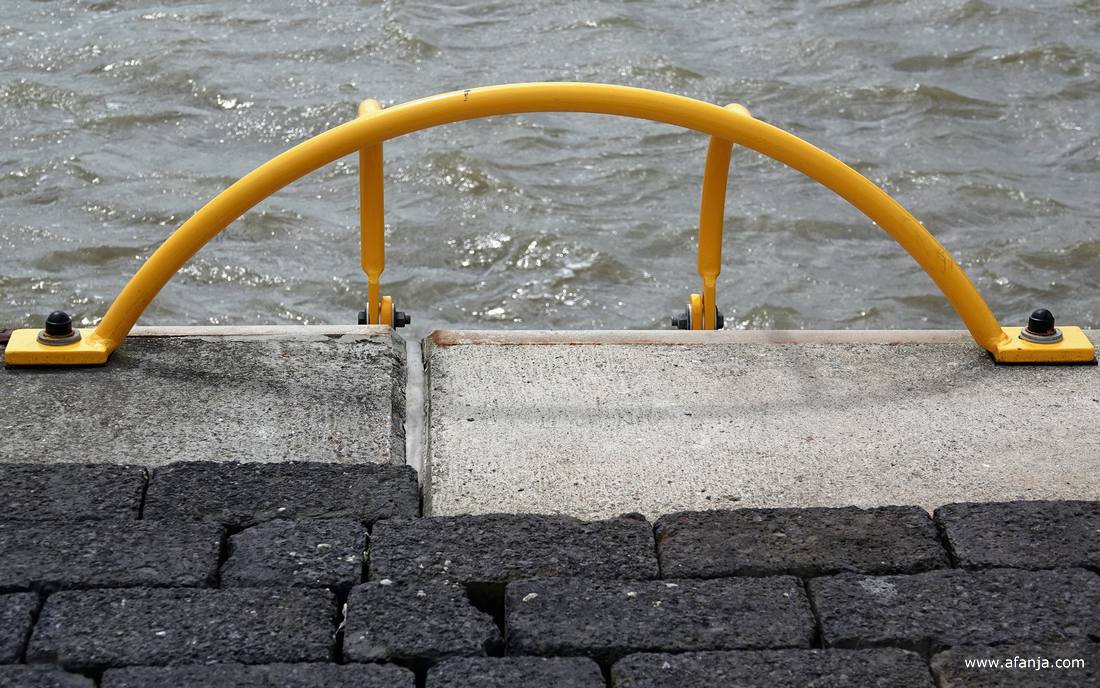 een drenkelingentrap aan de kade