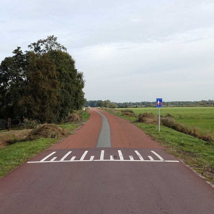 verandering op de Wolwarren met een nieuwe verkeersremmer en dito verkeersbord
