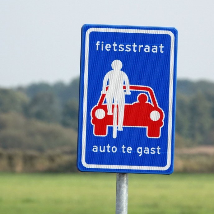verkeersbord met de tekst 'fietsstraat - auto te gast'