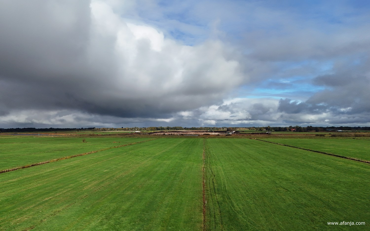 de eerste vlucht van de DJI Flip met de camera boven de Bûtendiken in noordelijke richting
