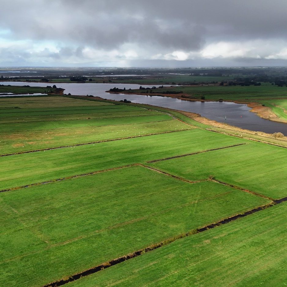 uitzicht in noordwestelijke richting, boven de Wide Mûntsegroppe nadert een bui