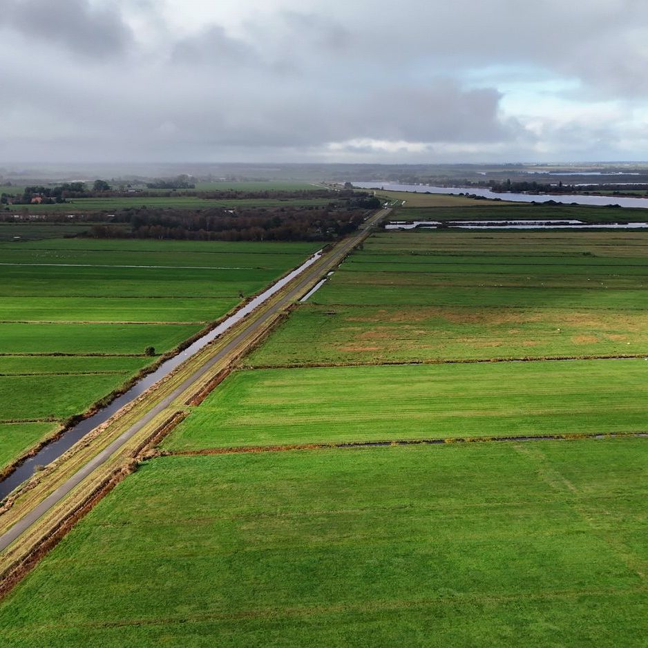 in westelijke richting zien we aan de overkant van het water de Hooidammen, aan deze kant van het water ligt De Veenhoop onder een passerende bui