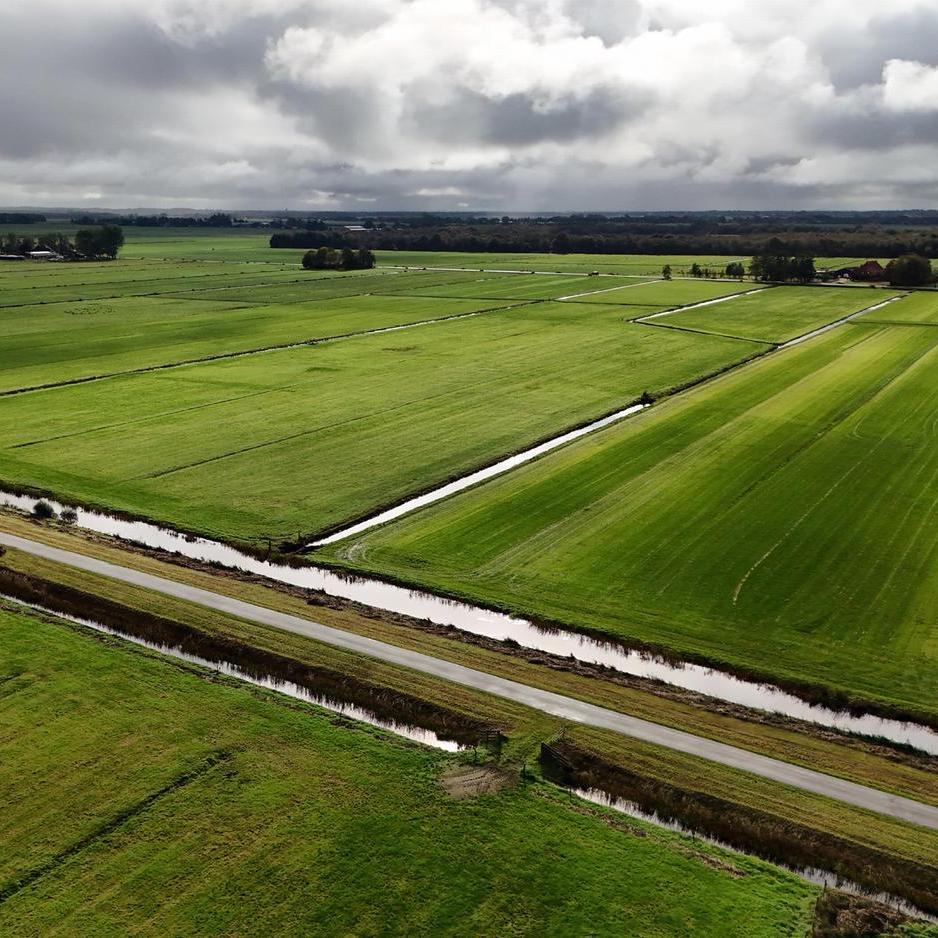 in zuidoostelijke richting liggen de Boornbergumerpetgaten onder een bui