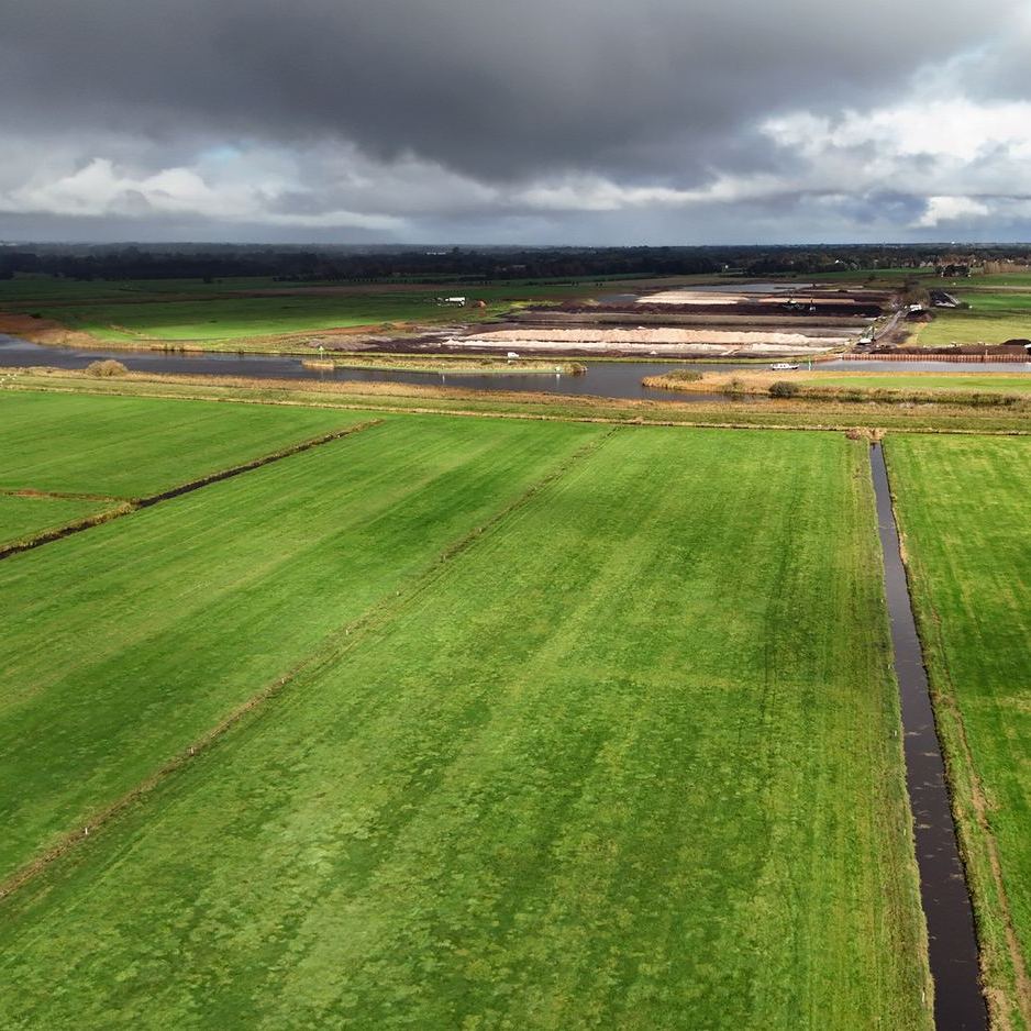 uitzicht in noordelijke richting, aan de overkant van de Mûntsegroppe wordt een nieuw meer gegraven