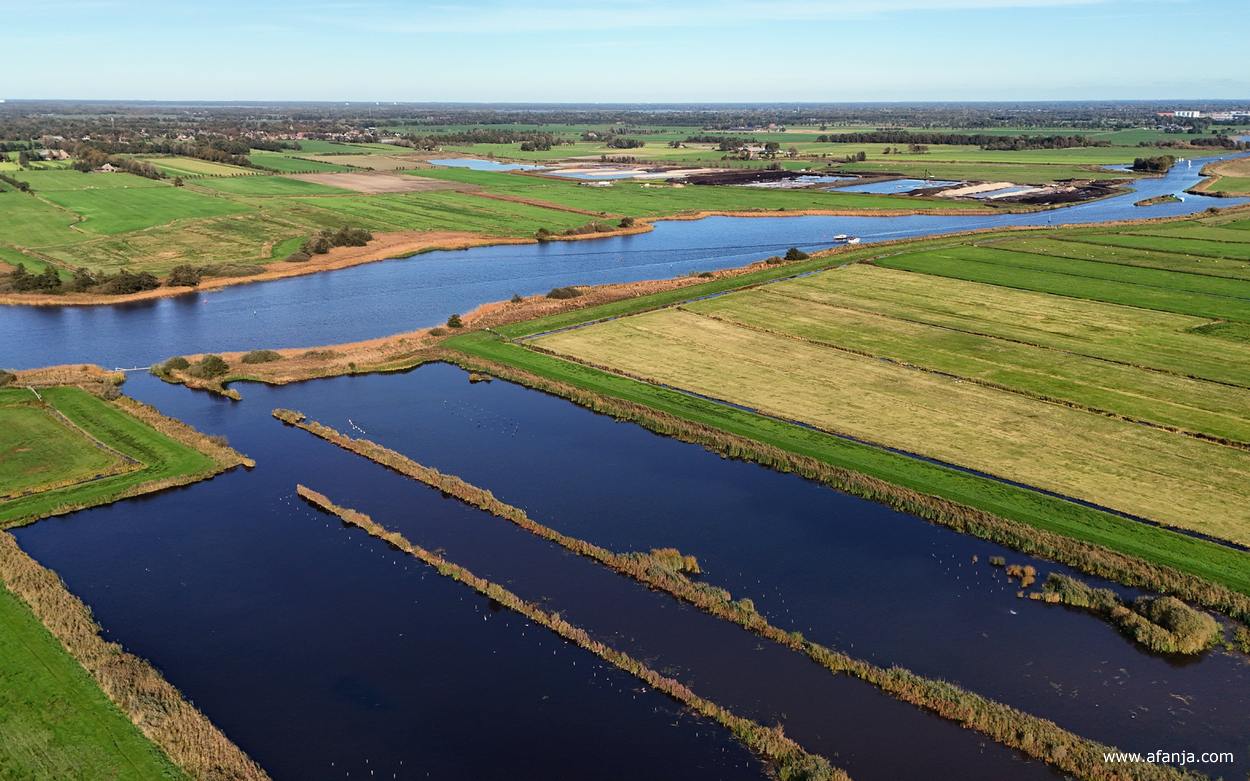op de voorgrond it Krûme gat, daarachter de Mûntsegroppe, de vaarweg naar Drachten