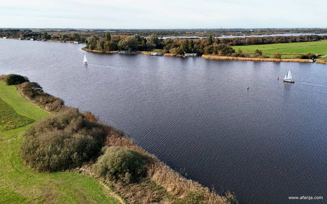 er voeren nog een paar zeilers over de Wijde Ee