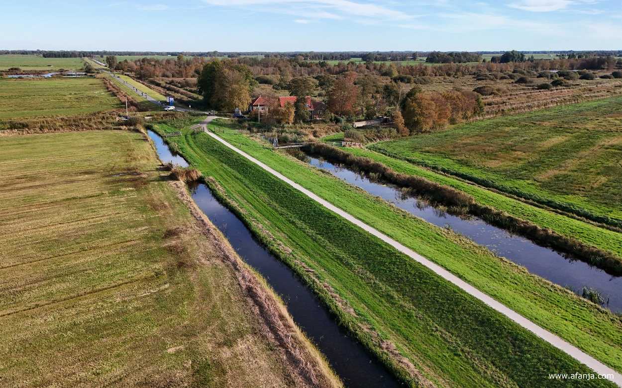 in de verte nadert een een rij e-steps