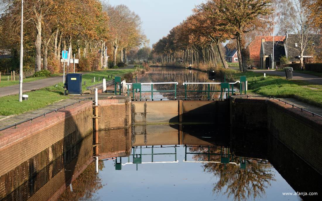 een sluis in de Opsterlandse Compagnonsvaart