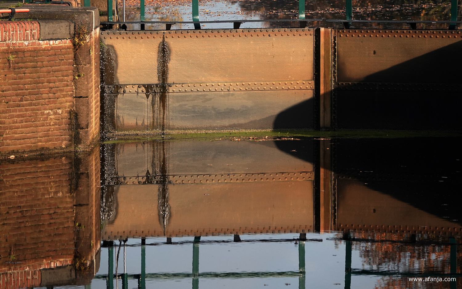 weerspiegelde sluisdeuren in de Opsterlandse Compagnonsvaart