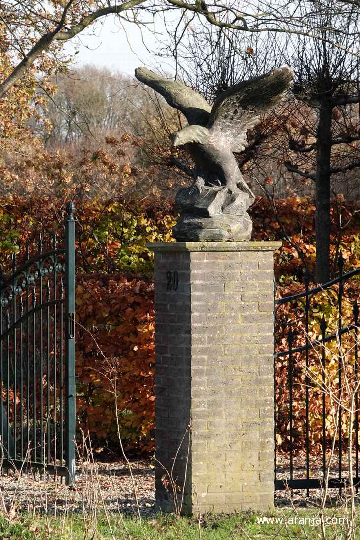 de rechtse van twee ganzen houden de wacht aan een poort