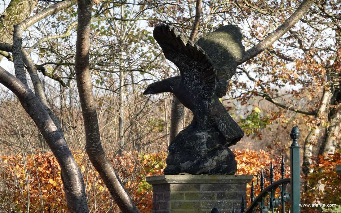 de linkse van twee ganzen houden de wacht aan een poort