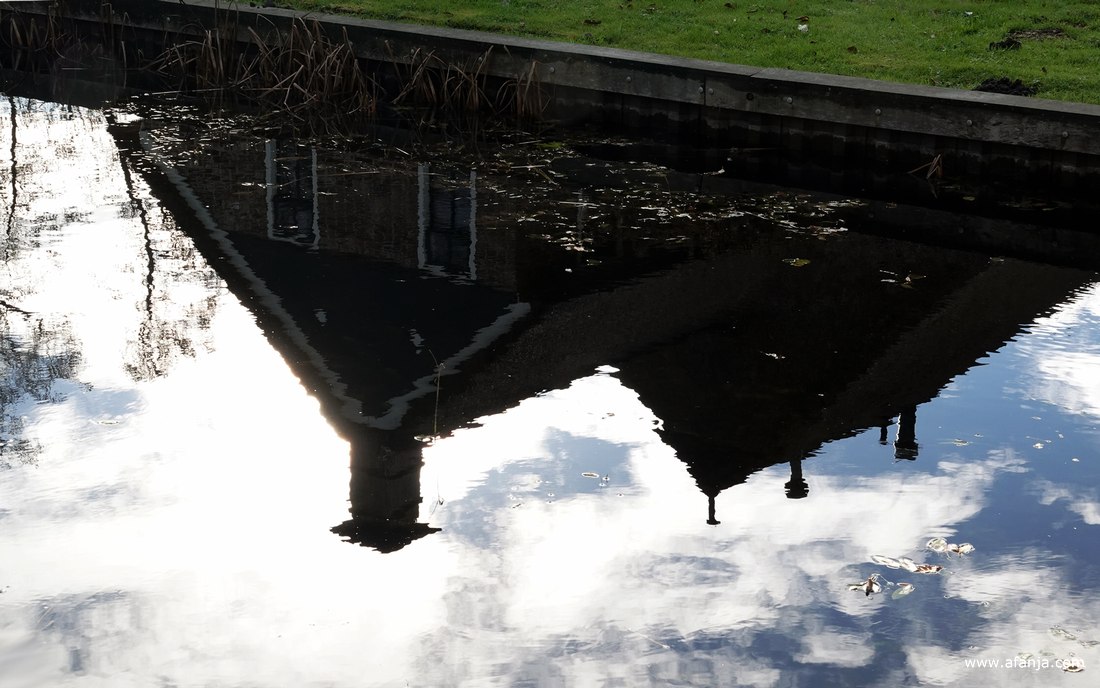de weerspiegeling van een keuterboerderijtje in De Weerribben