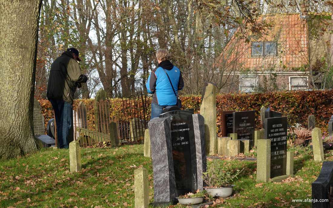 fotonmaatje Jetske krijgt een rondleiding over de begraafplaats van Baarlo