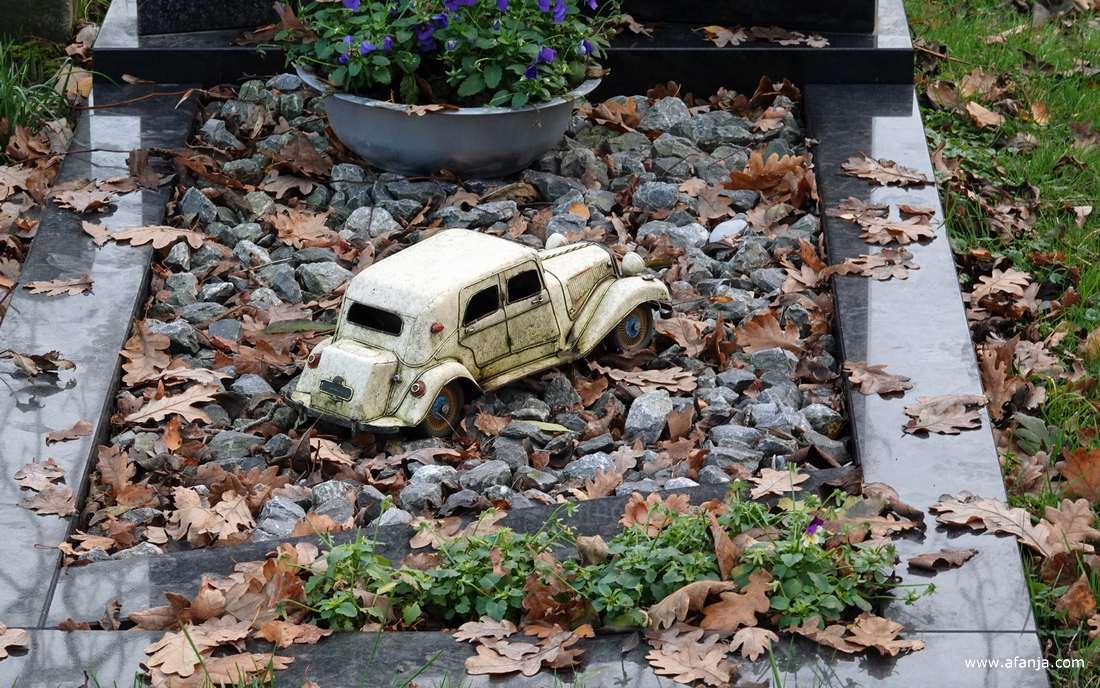 een grafornament op de begraafplaats van Baarlo