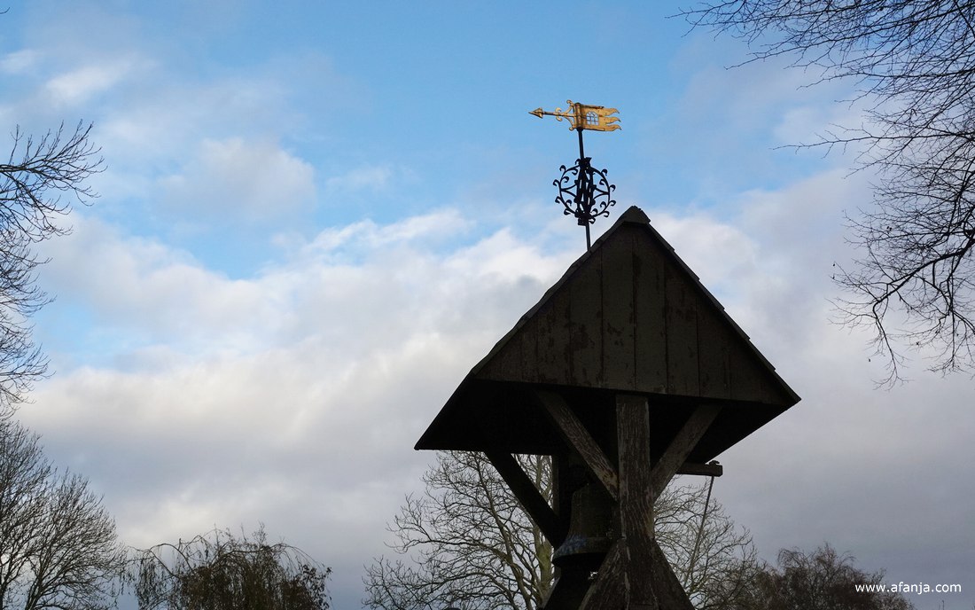 het dak van de klokkenstoel van Baarlo met windvaan