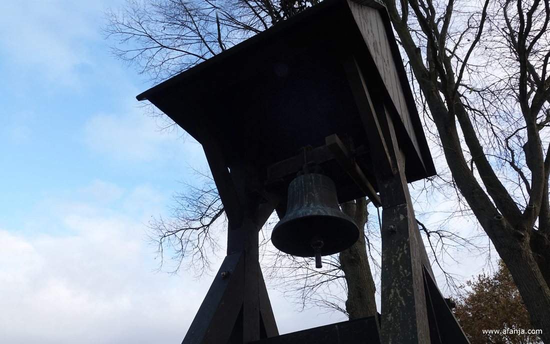 de klok in de klokkenstoel bij de begraafplaats van Baarlo