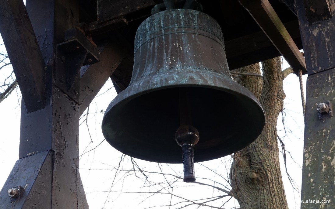 close-up van de klok in de klokkenstoel bij de begraafplaats van Baarlo