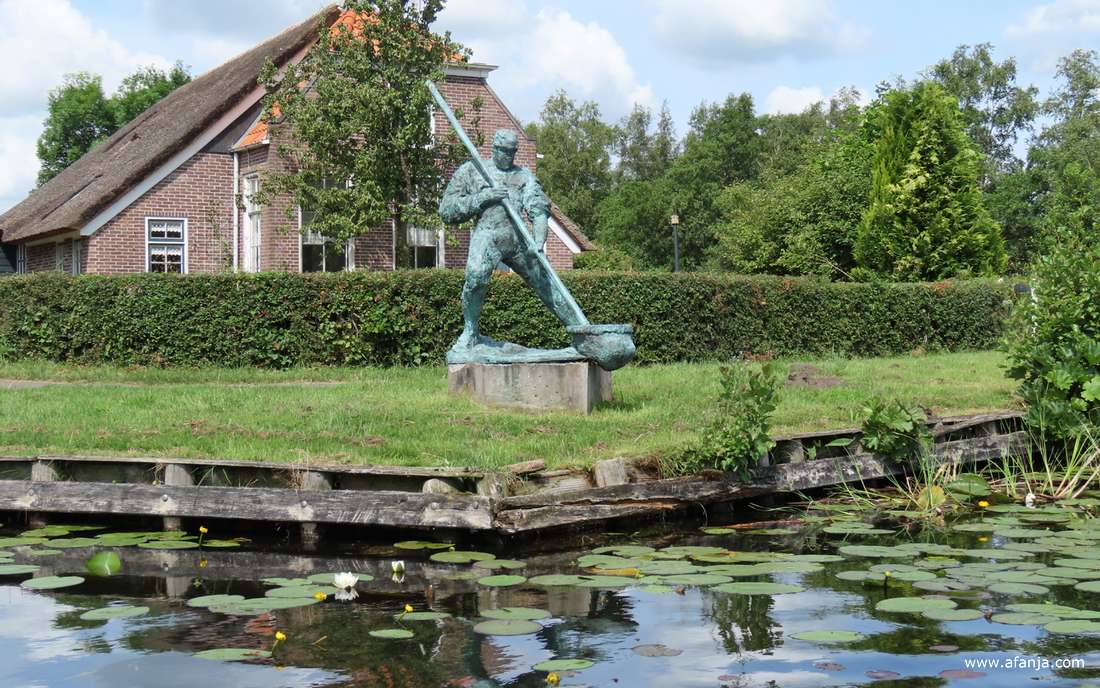 het beeld 'de Baggeraar' gezien vanaf het water