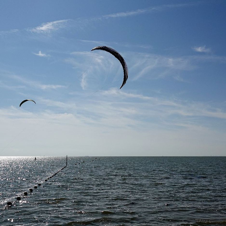 kitesurfers in de schitteringen op het IJsselmeer - september 2025