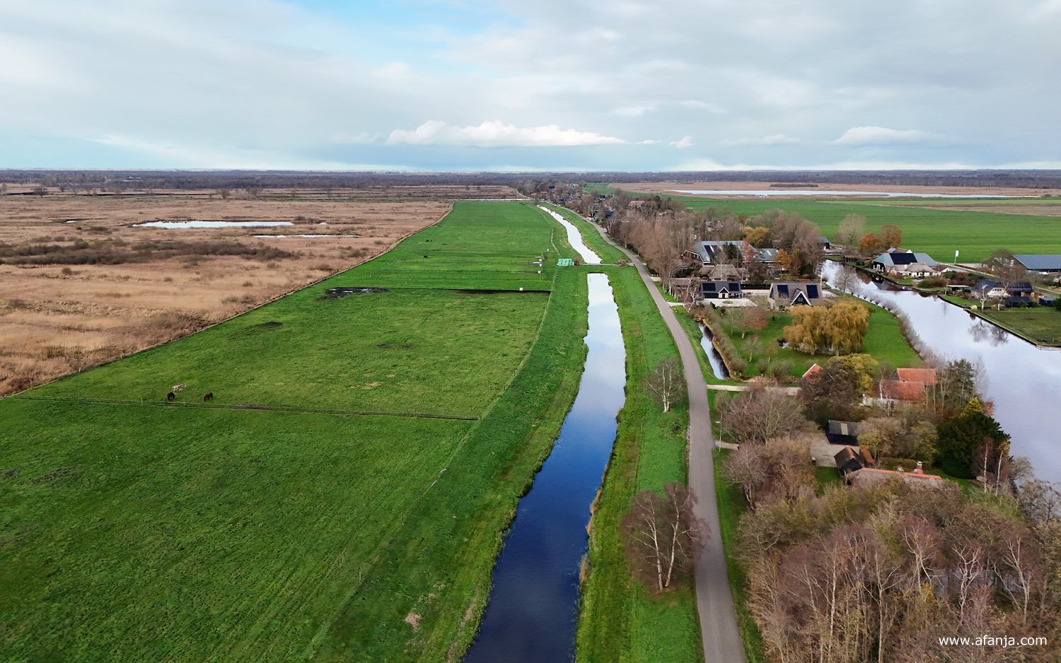 aan de westkant van de Wetering liggen De Weerribben, hier links op de foto