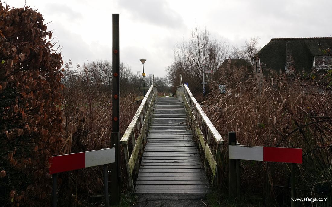 een haveloos bruggetje in Dwarsgracht