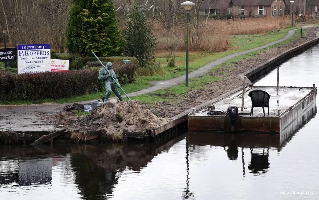 het beeld ‘De Baggeraar’ van kunstenaar Janno Petter in Dwarsgracht