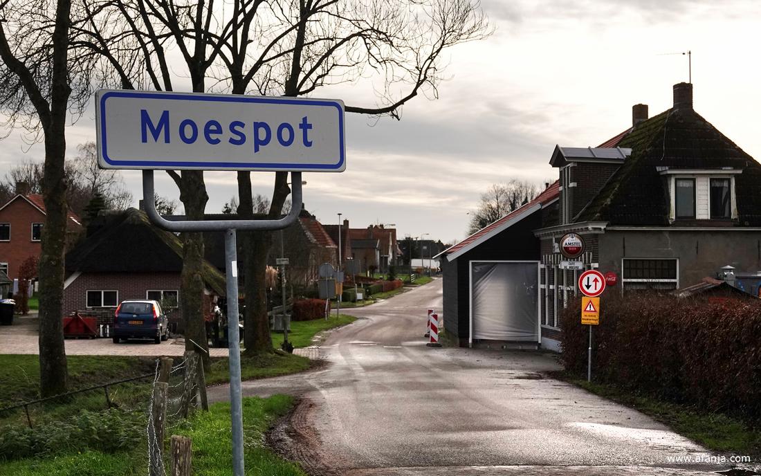 plaatsnaambord van de buurtschap met rechts van de weg café de Moespot in Moespot