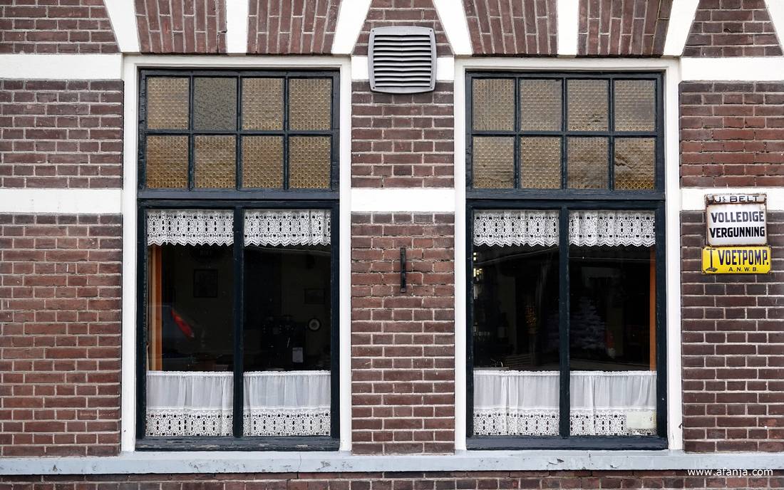 detail van de voorgevel van café de Moespot