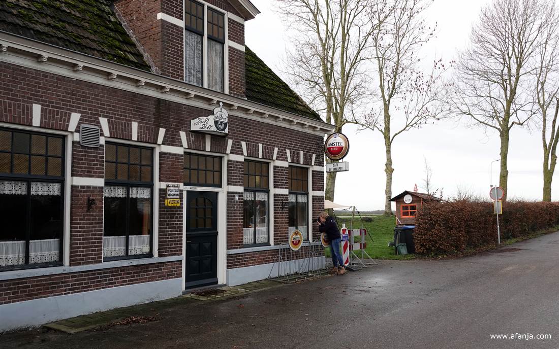 de voorgevel van café de Moespot