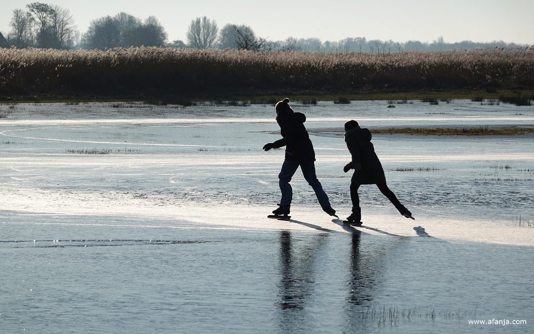 de eerste schaatsers aam de Wolwarren bij Oudega