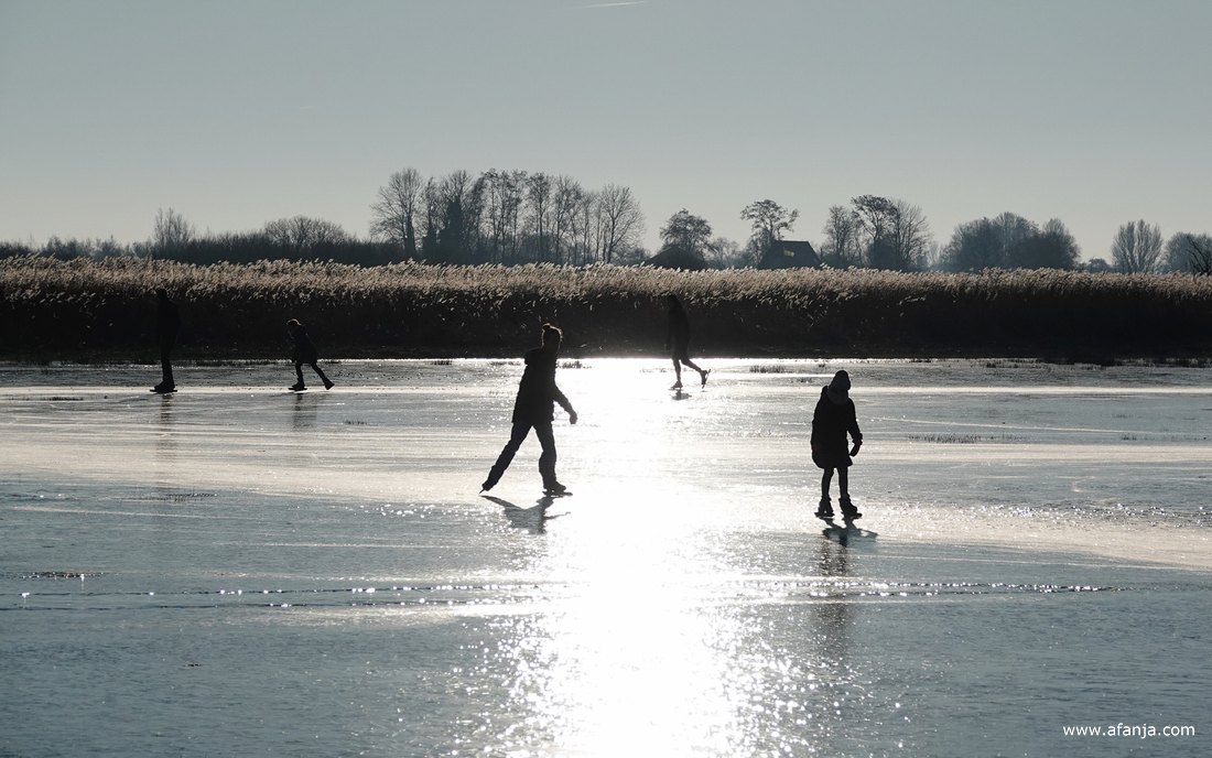 de eerste schaatsers aam de Wolwarren bij Oudega