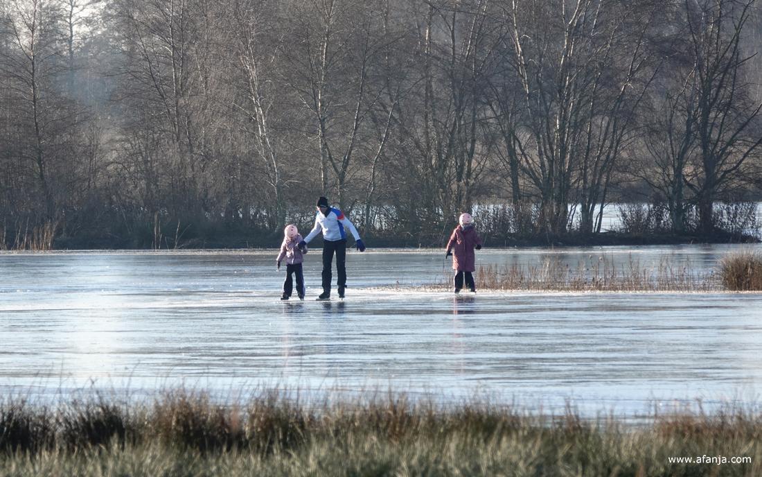 de eerste schaatsers in de Jan Durkspolder bij Earnewâld