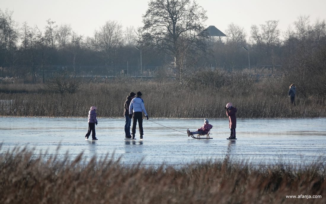 de eerste schaatsers in de Jan Durkspolder bij Earnewâld