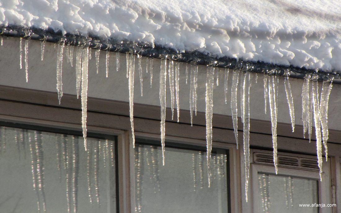 lange ijspegels aan de dakgoot van ons huis (december 2009)