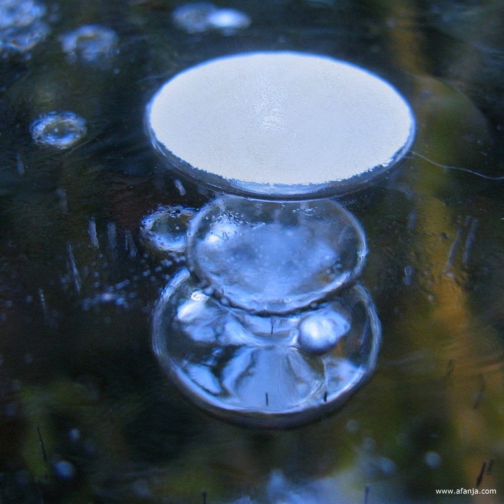 luchtbellen in het ijs