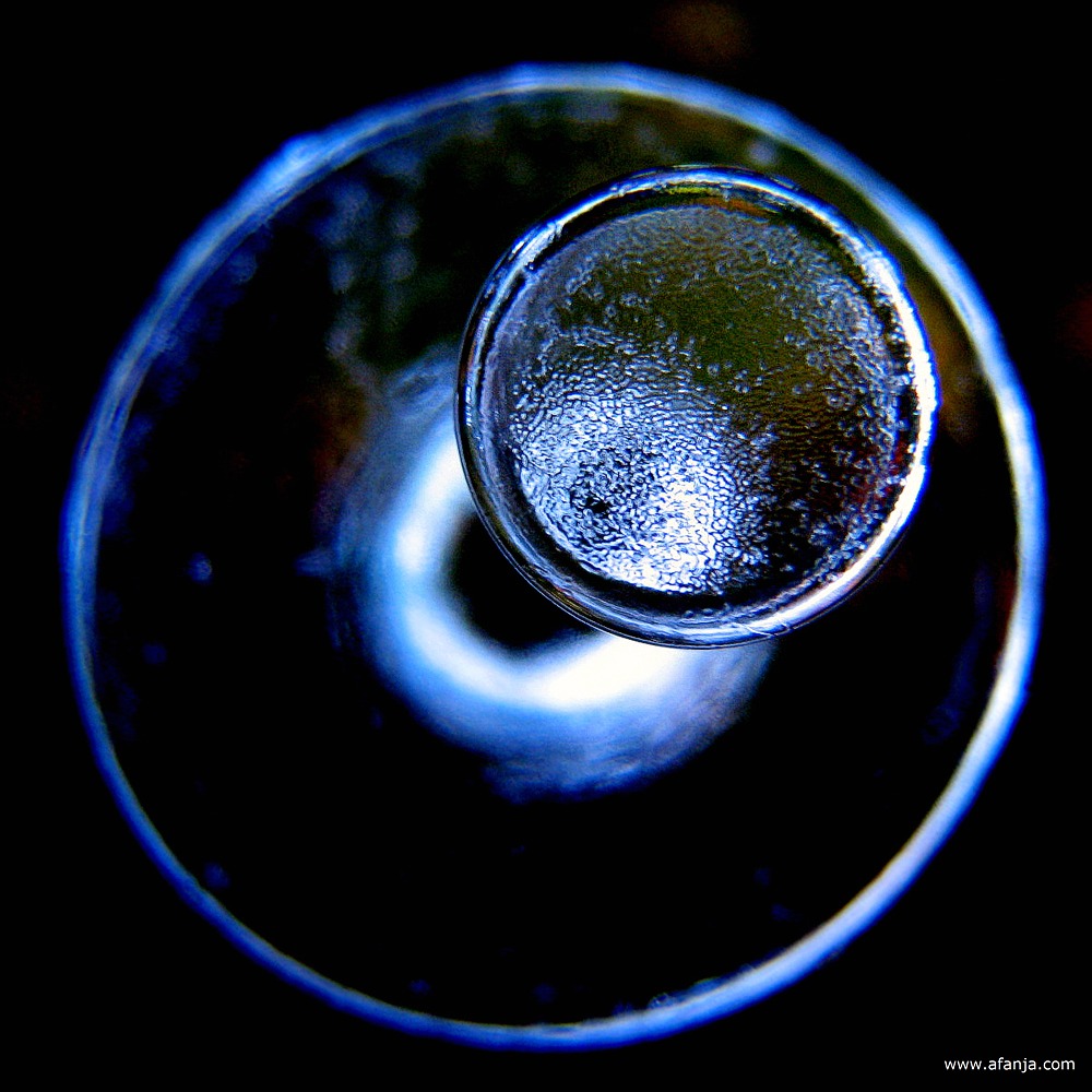 blauwwitte lichtcirkels - luchtbellen in het ijs