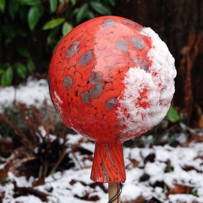 de smeltende sneeuw zakte over de heksenbol naar beneden