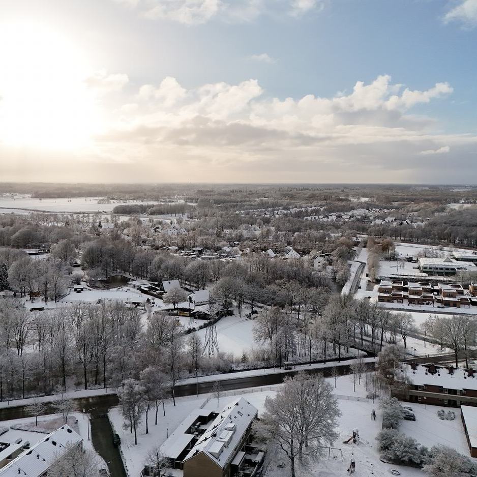 een korte rondvlucht met de DJI Flip vanuit onze besneeuwde tuin