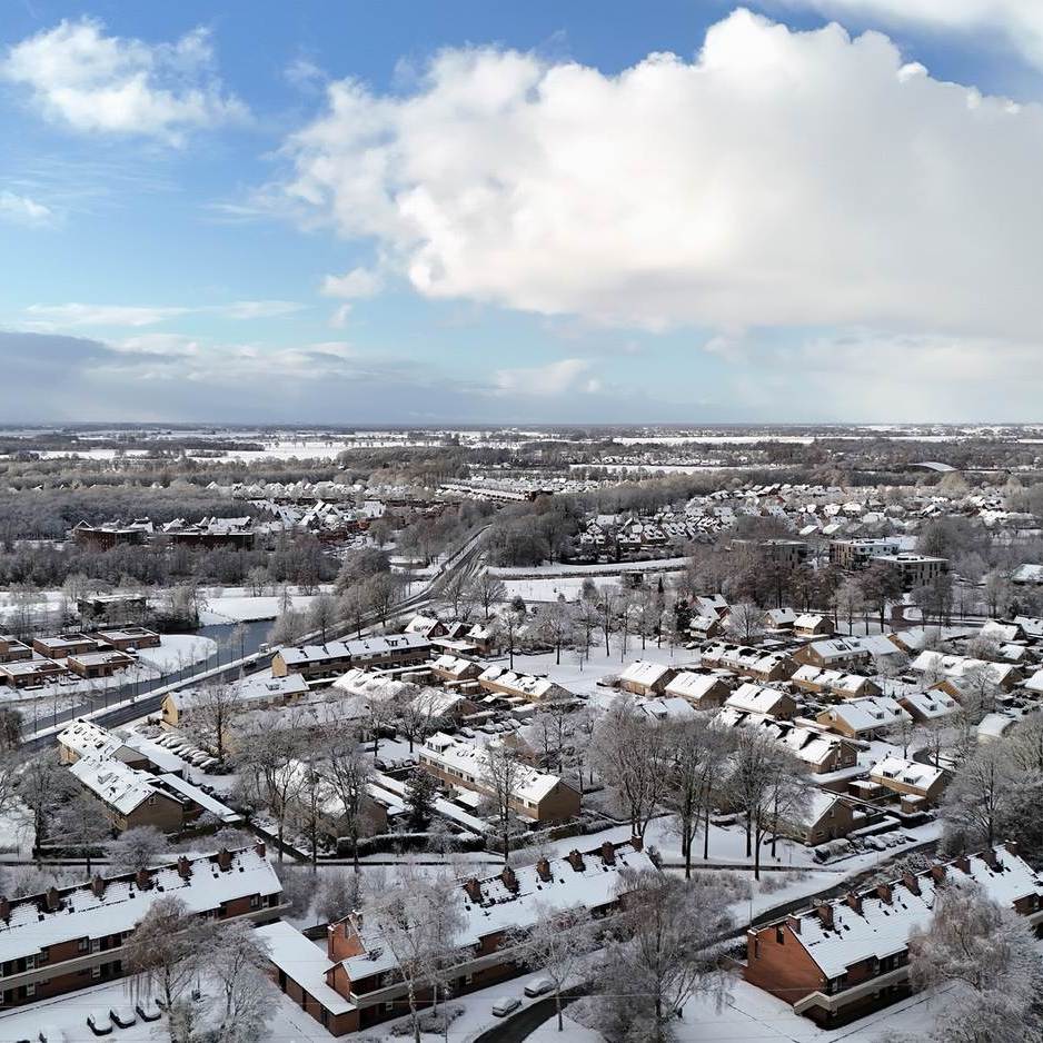 een korte rondvlucht met de DJI Flip vanuit onze besneeuwde tuin