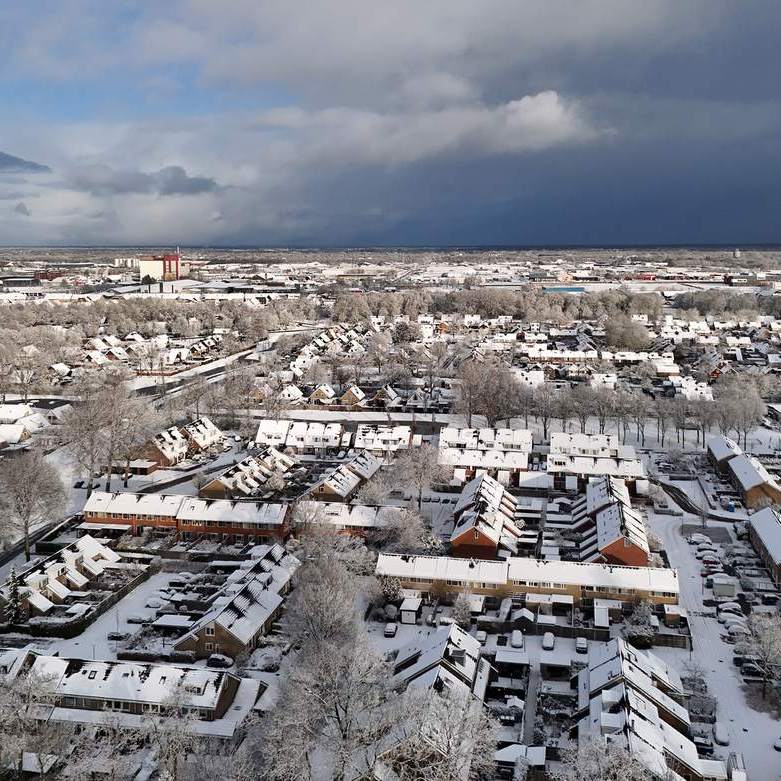 een blik in noordelijke richting waar een bui passeert
