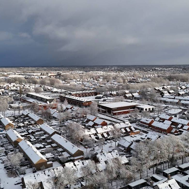 een blik in noordelijke richting waar een bui passeert