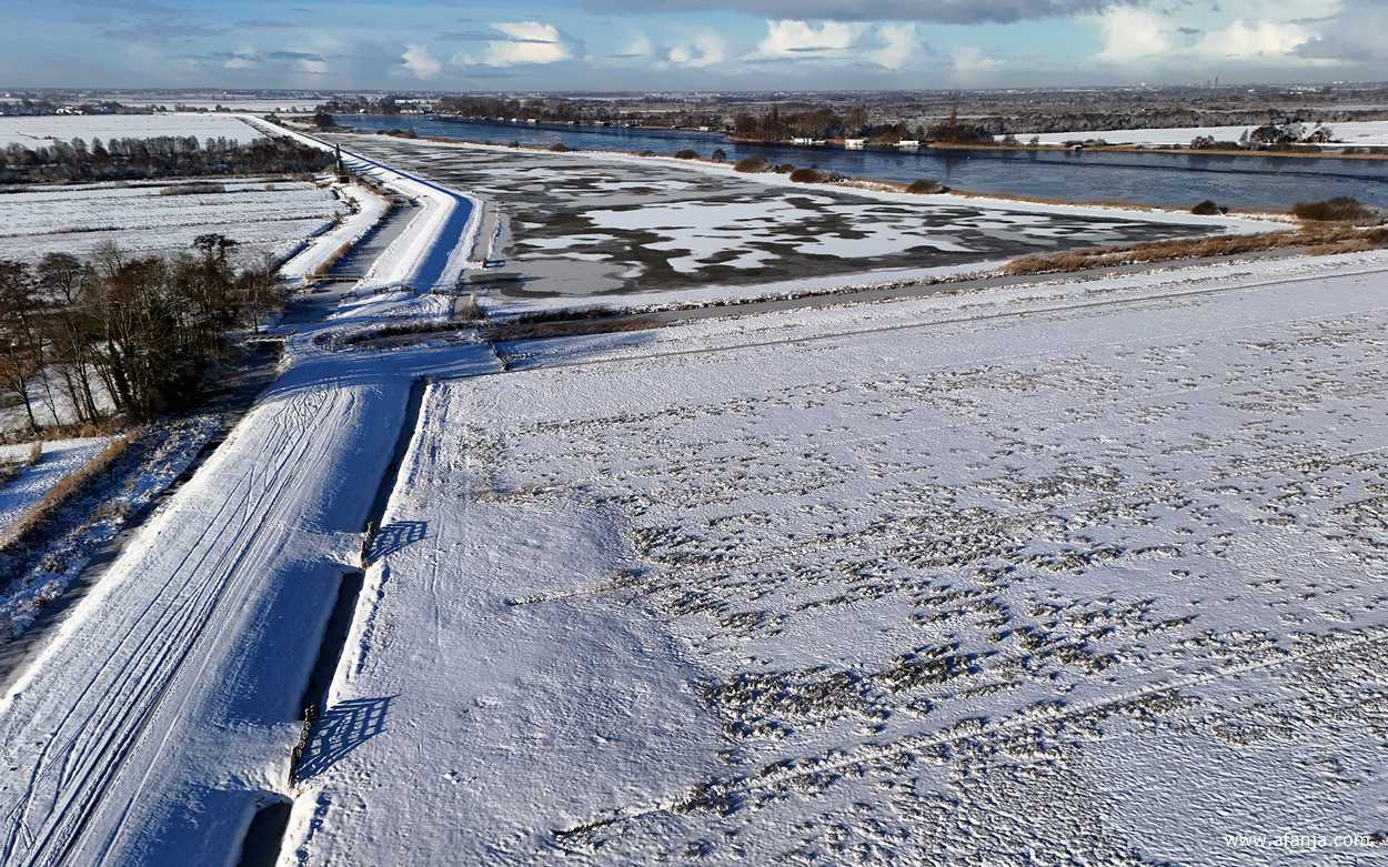 winter rond de Bûtendiken - zicht in westelijke richting naar de Hooidammen