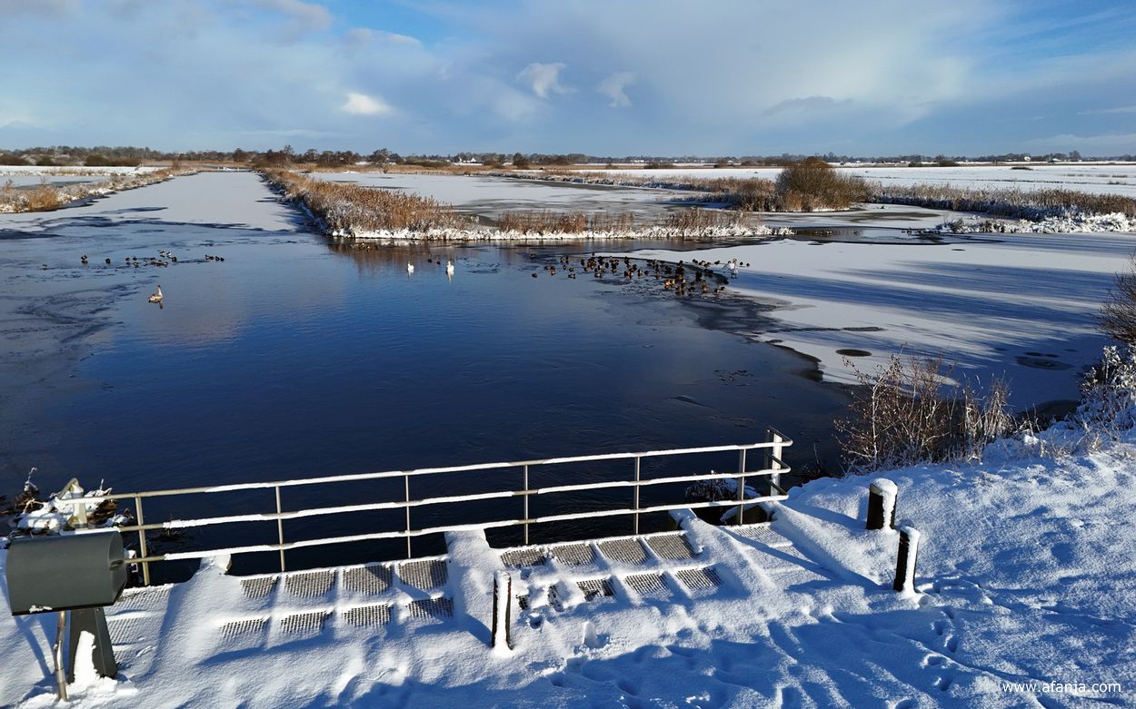 winter rond de Bûtendiken - zicht in noordelijke richting over It Krûme Gat