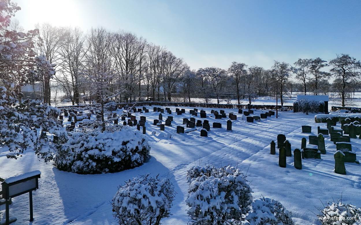het kerkhof van de Hervormde Kerk Wijnjeterp in de sneeuw