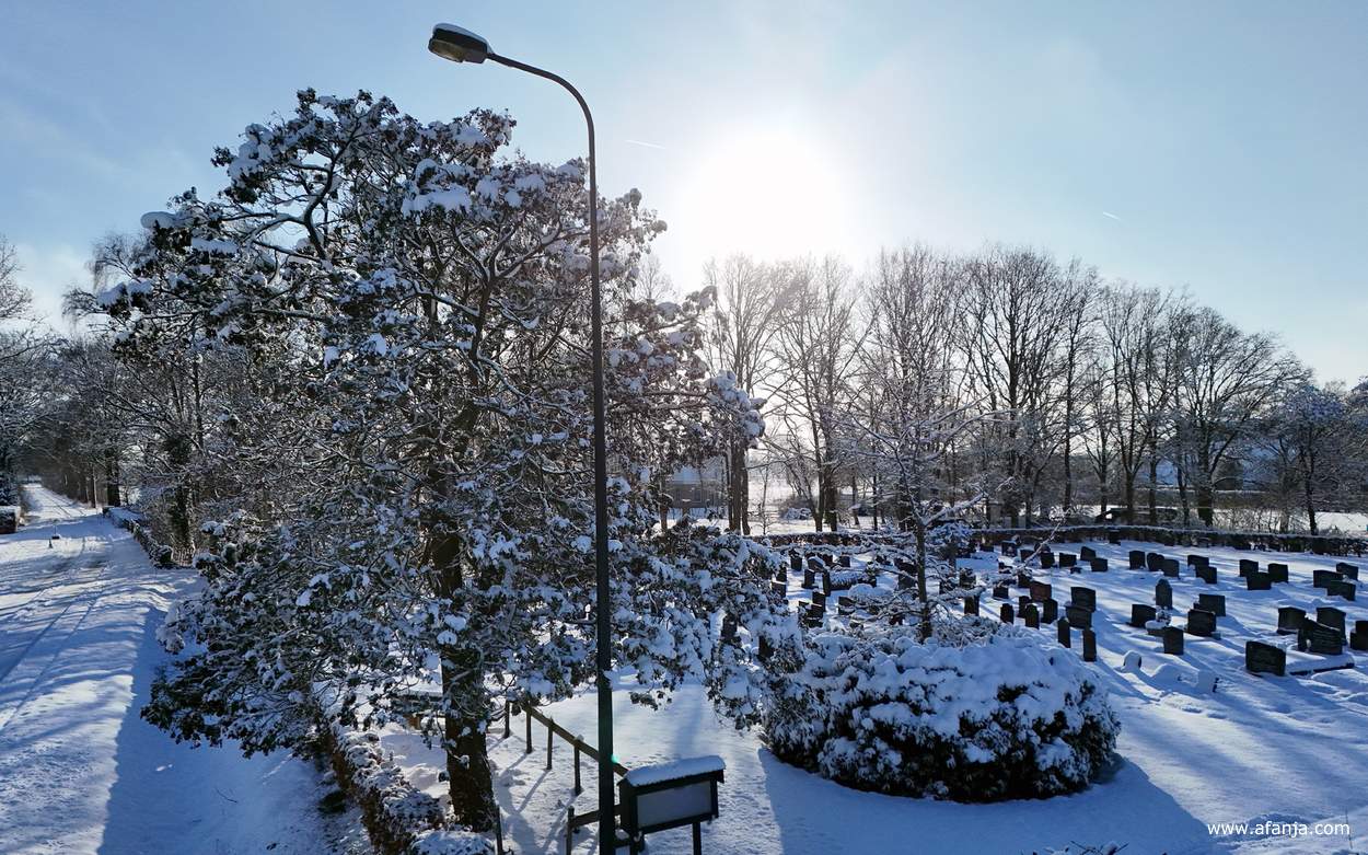 het kerkhof van de Hervormde Kerk Wijnjeterp in de sneeuw