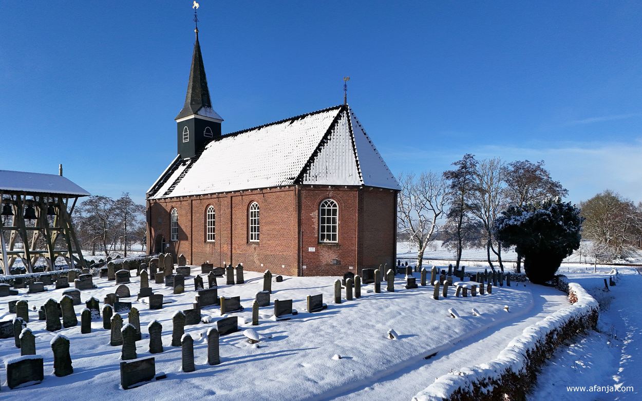 de klokkenstoel, het kerkhof van de Hervormde Kerk Wijnjeterp in de sneeuw